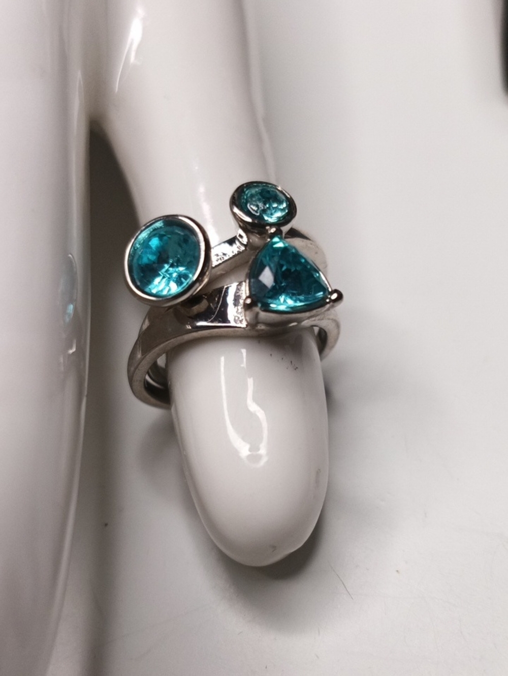 Avon Silver Tone Ring with Teal Blue Gemstones - Size 7